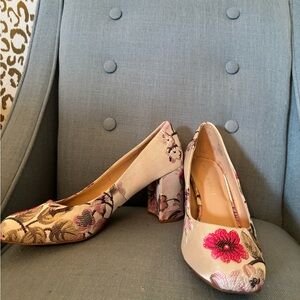 Kelly & Katie Floral Embroidered Heels SZ 8.5